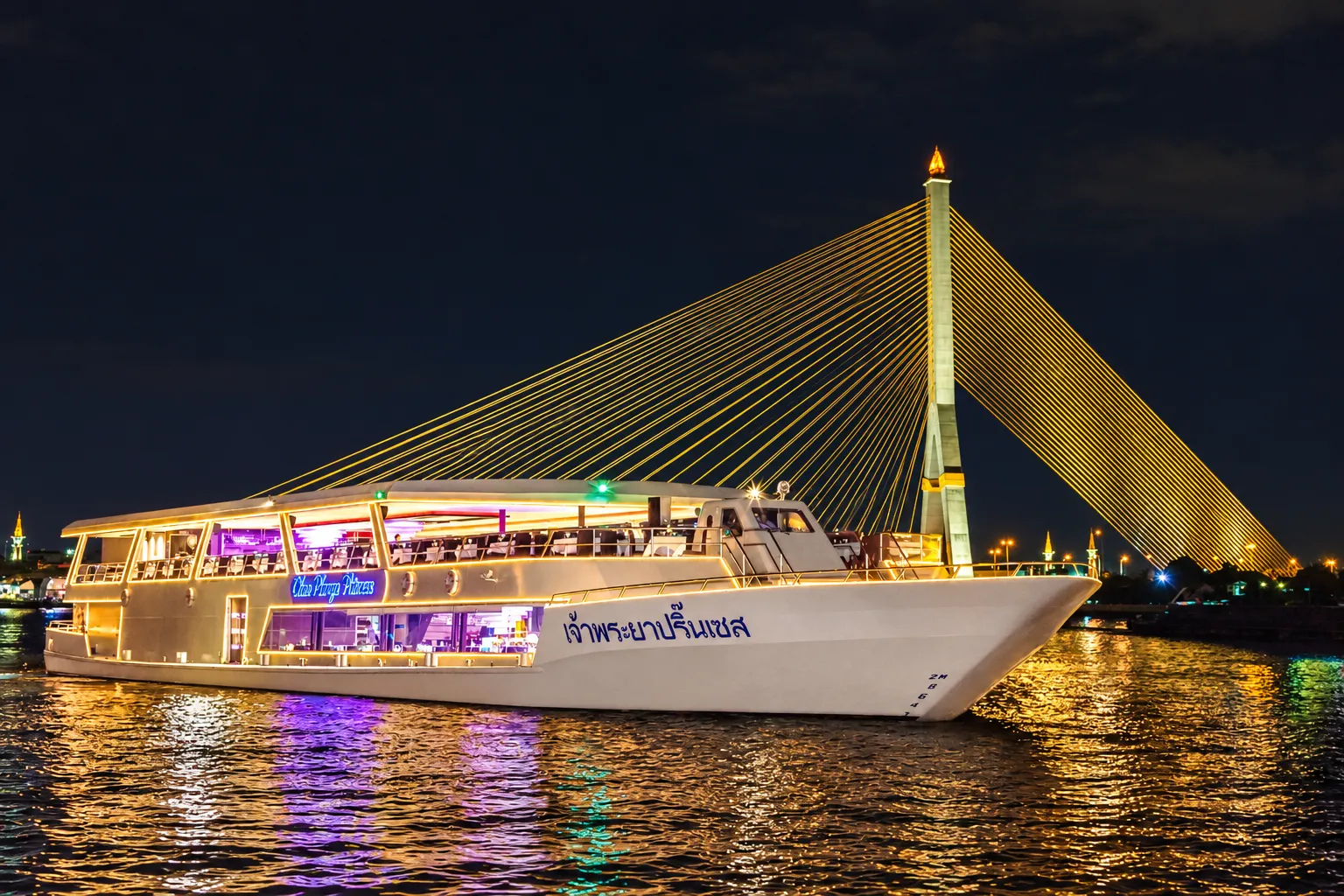 ล่องเรือดินเนอร์เจ้าพระยาปริ๊นเซส เรือสวยงามมาก มี 2 ชั้น